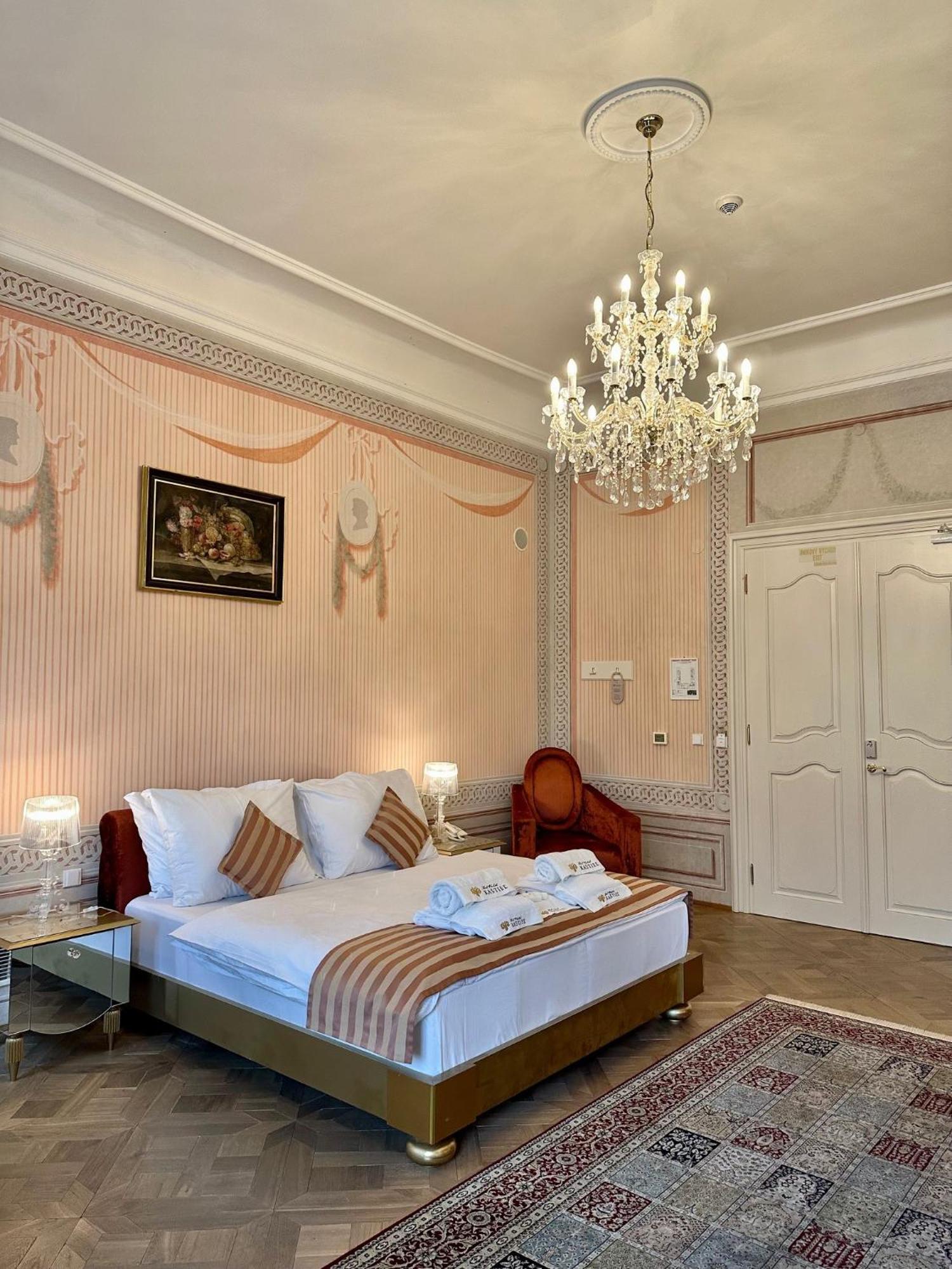 Art Hotel Kastiel Tomasov ภายนอก รูปภาพ