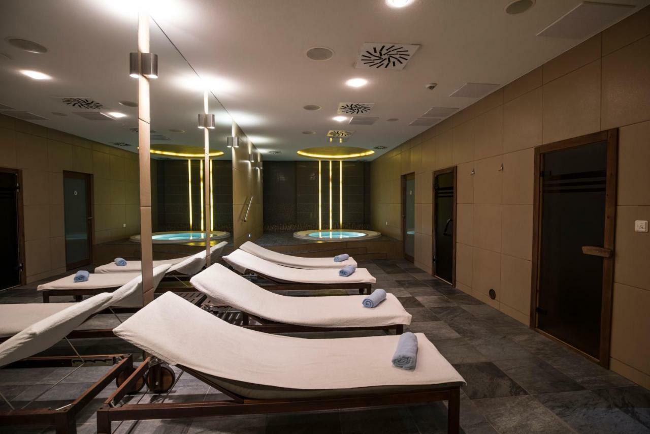 Art Hotel Kastiel Tomasov ภายนอก รูปภาพ